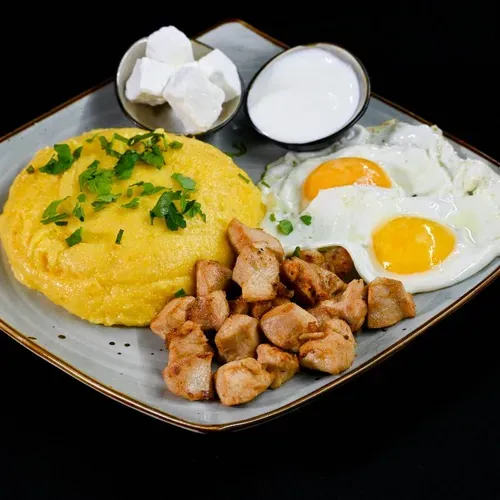 Tocană de pui/porc cu mămăligă